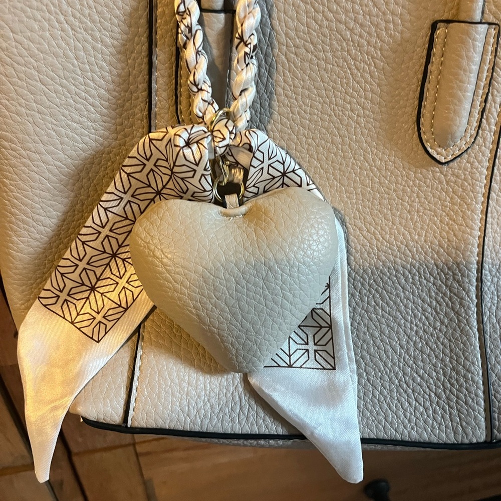 Elegant Cream Tote Bag - Picture 2 of 6